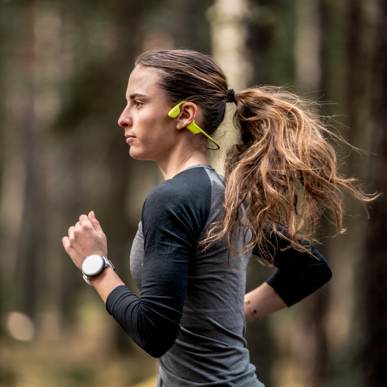 Suunto Sonic бегущая девушка, по лесу